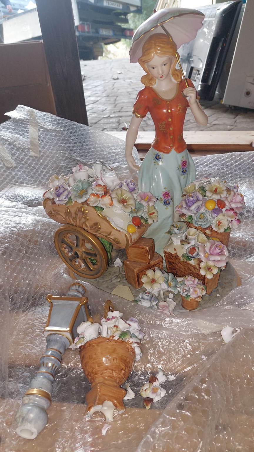 gruppo-in-porcellana-capodimonte-“fiorista-con-carretto-e-ombrellino”-da-restaurare